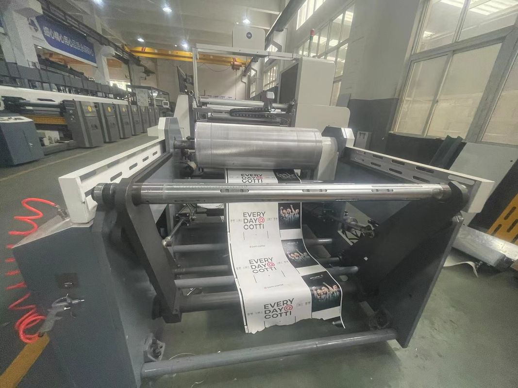 Système de guidage Web Machine d'impression Flexo à manchon avec chargement et déchargement automatiques