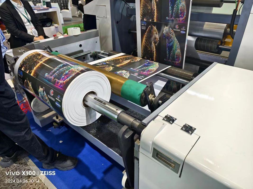 Rouleaux d'encre séparés des rouleaux d'impression sur une machine à imprimer à manches flexibles