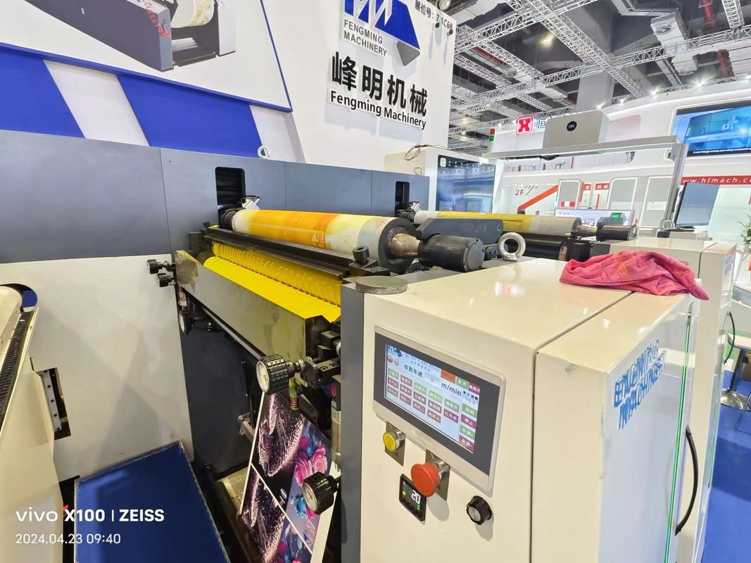 Machine d'impression flexoprinture à manchon avec système de chargement et de déchargement automatique