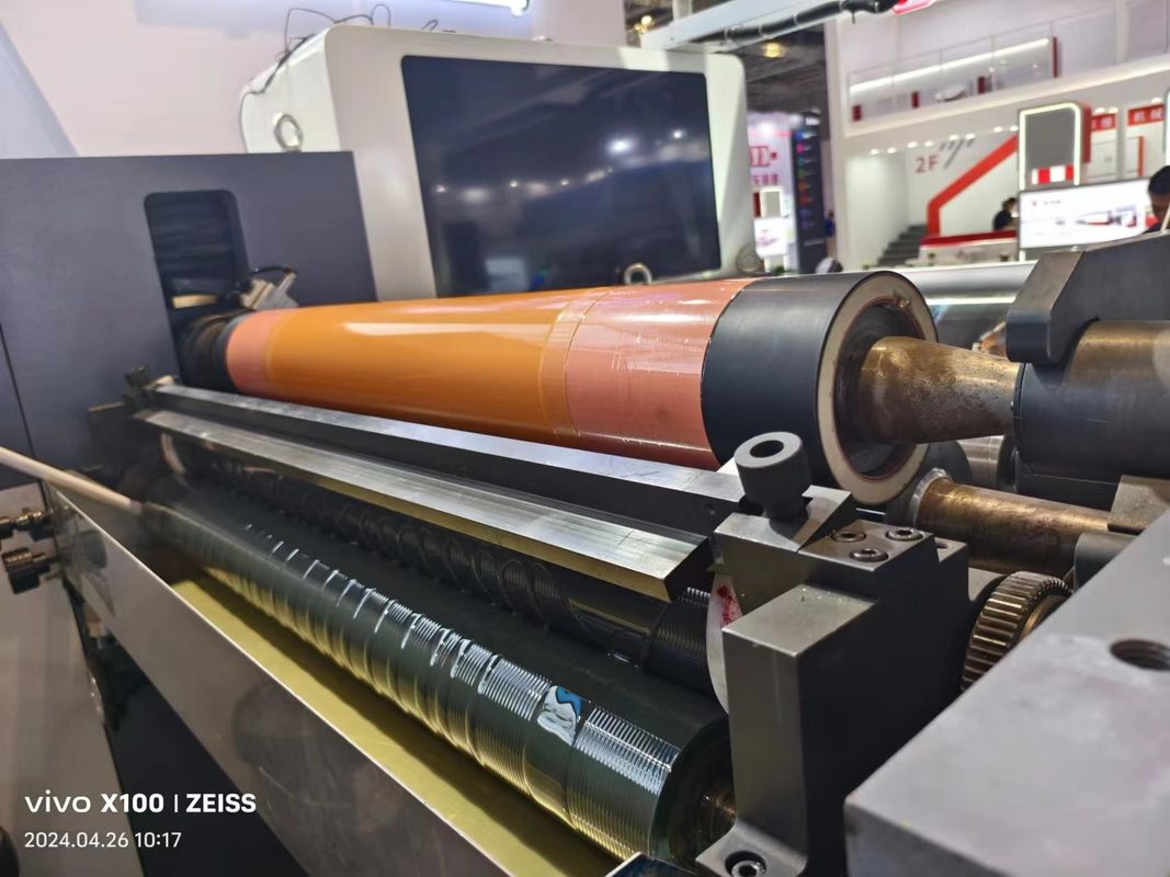 Machine d'impression flexoprinture à manchon avec système de chargement et de déchargement automatique