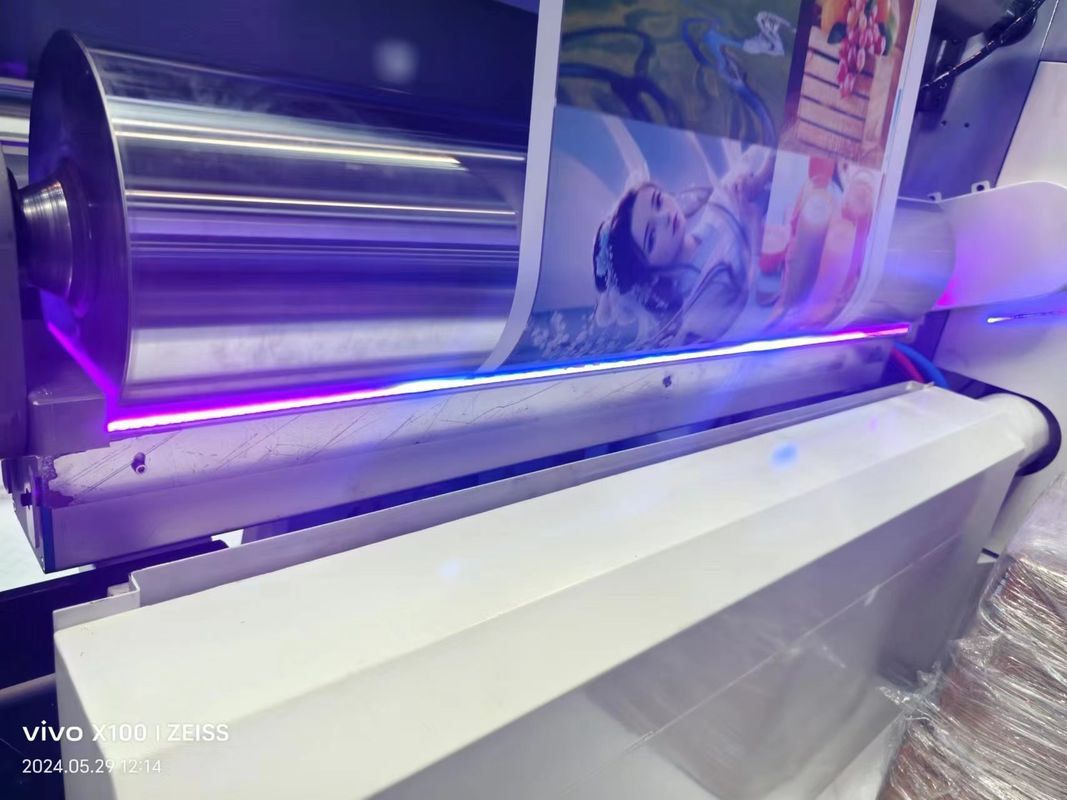 Machine d'impression par flexo à manchon compatible à l'encre UV pour papier cartonné blanc