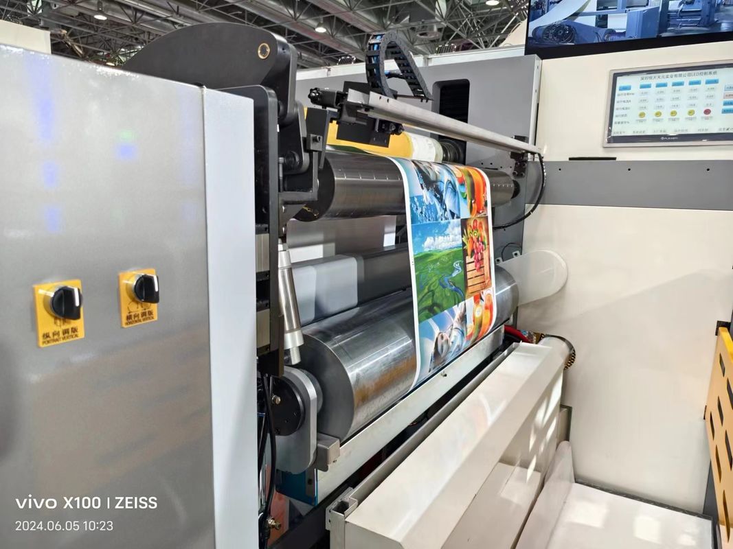 Machine d'impression flexoprinture à manchon avec sections d'alimentation et de sortie pour un fonctionnement en douceur
