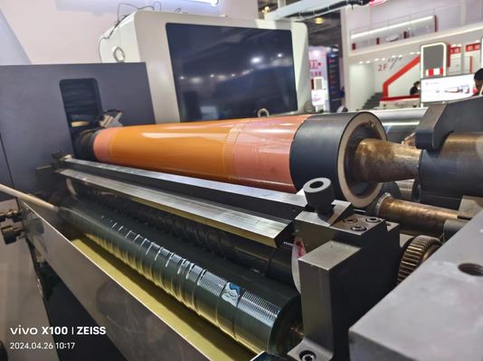 Machine d'impression flexoprinture à manchon avec système de chargement et de déchargement automatique