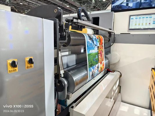Machine d'impression flexoprinture à manchon avec sections d'alimentation et de sortie pour un fonctionnement en douceur